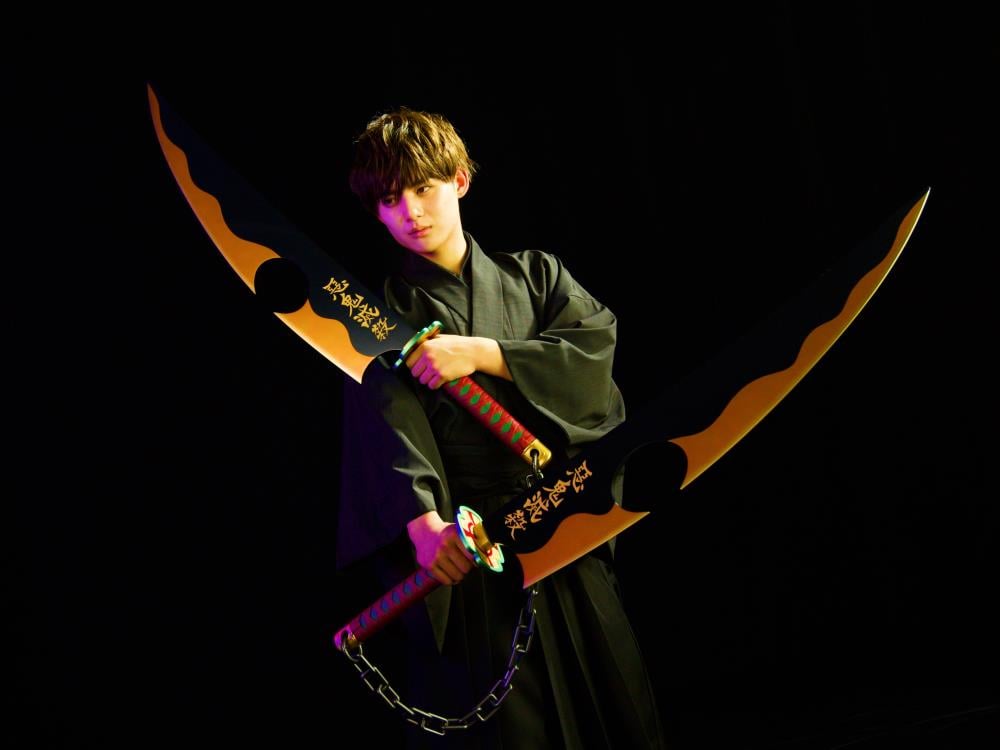 Demon Slayer: Kimetsu no Yaiba Proplica Tengen Uzui's Nichirin Swords Gallery Image 6