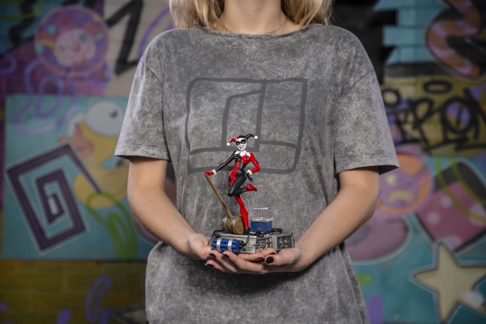 Batman: The Animated Series Harley Quinn 1/10 Art Scale Limited Edition Statue Gallery Image 7