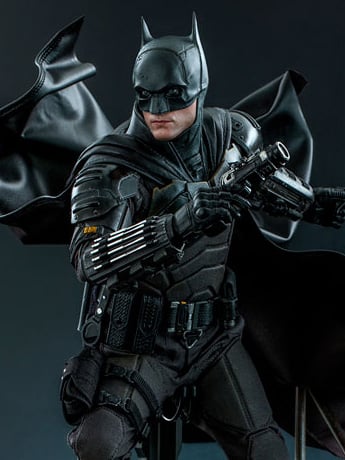 The Batman MMS639 Batman Deluxe 1/6th Scale Collectible Figure Gallery Image 2