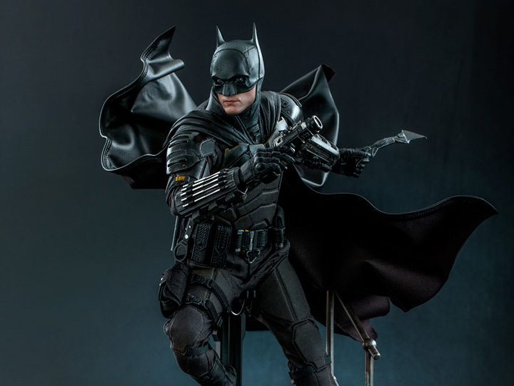 The Batman MMS639 Batman Deluxe 1/6th Scale Collectible Figure Gallery Image 1