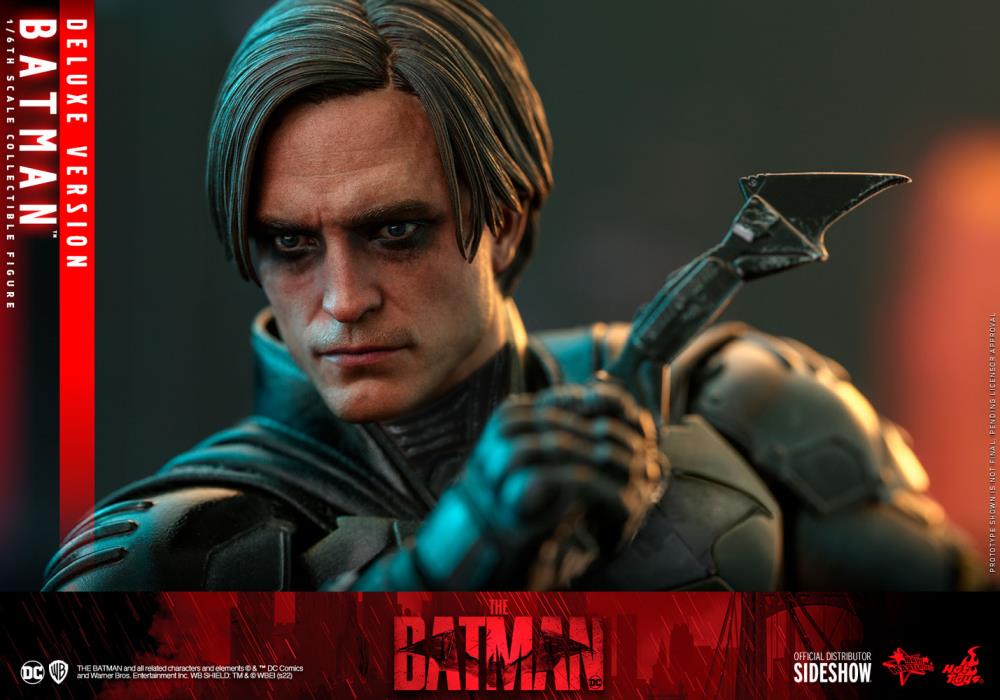 The Batman MMS639 Batman Deluxe 1/6th Scale Collectible Figure Gallery Image 8