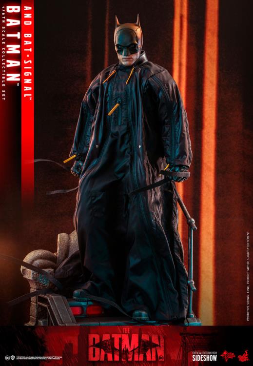 The Batman MMS641 Batman & Bat-Signal 1/6th Scale Collectible Figure Set Gallery Image 6