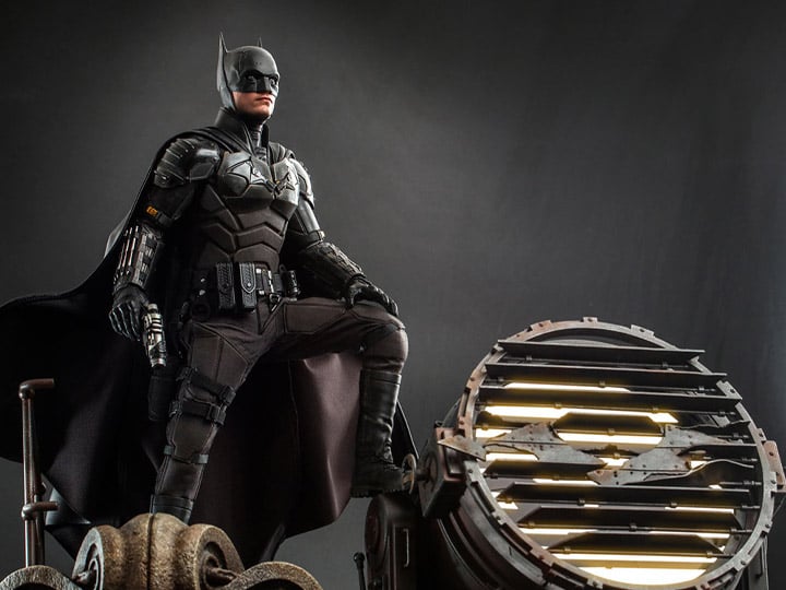 The Batman MMS641 Batman & Bat-Signal 1/6th Scale Collectible Figure Set Gallery Image 1