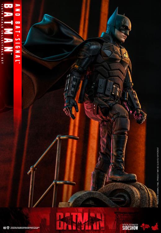 The Batman MMS641 Batman & Bat-Signal 1/6th Scale Collectible Figure Set Gallery Image 4
