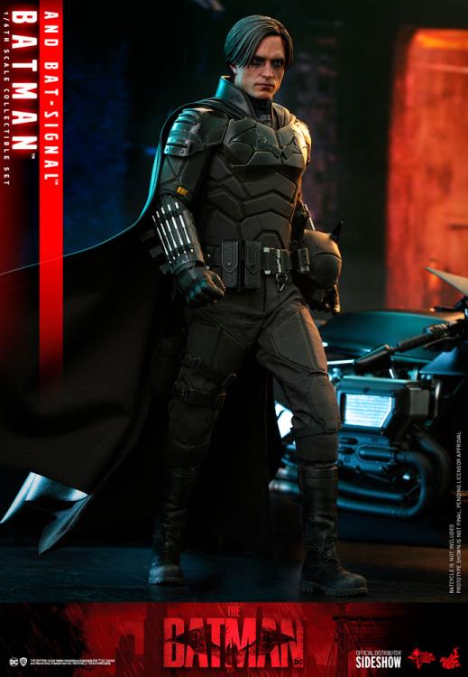 The Batman MMS641 Batman & Bat-Signal 1/6th Scale Collectible Figure Set Gallery Image 5