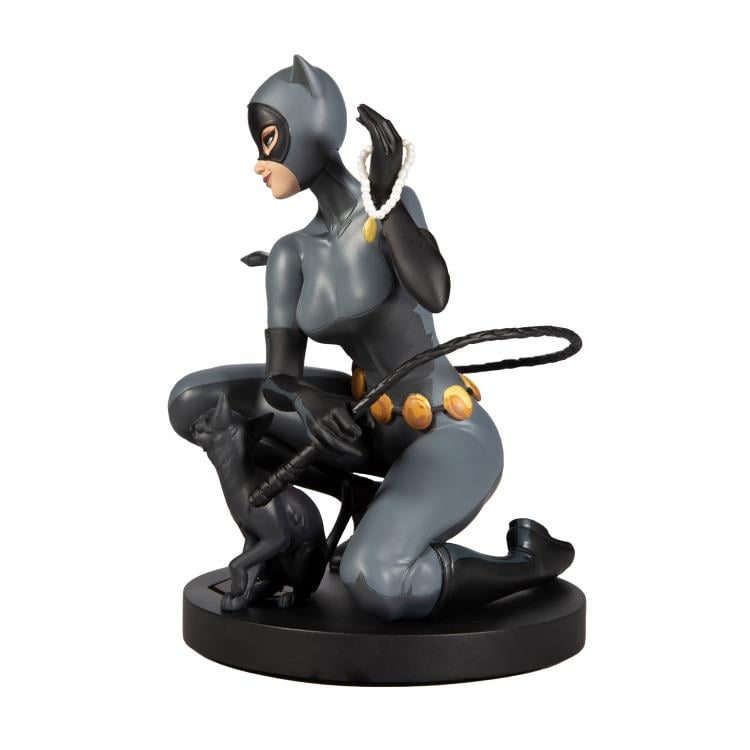 DC Designer Series Catwoman 1/6 Scale Limited Edition Statue (Stanley Artgerm) Gallery Image 6