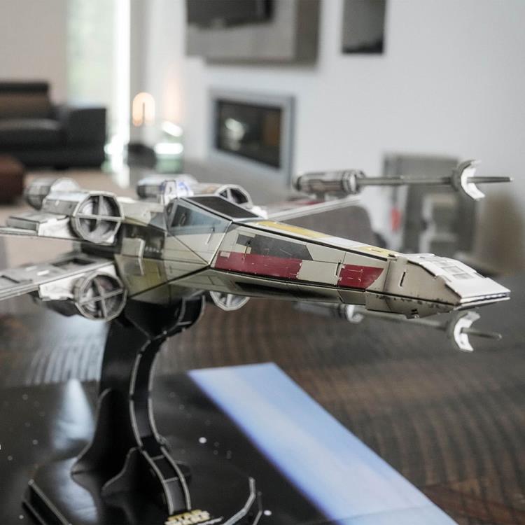 Star Wars T-65 X-wing Starfighter 160-Piece 3D Model Kit Gallery Image 4