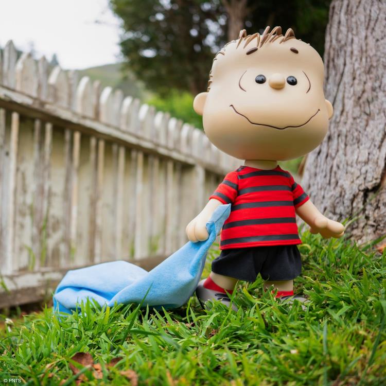 Peanuts Supersize Linus Vinyl Figure Gallery Image 4