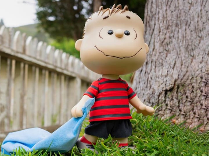 Peanuts Supersize Linus Vinyl Figure Gallery Image 1