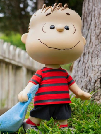 Peanuts Supersize Linus Vinyl Figure Gallery Image 2