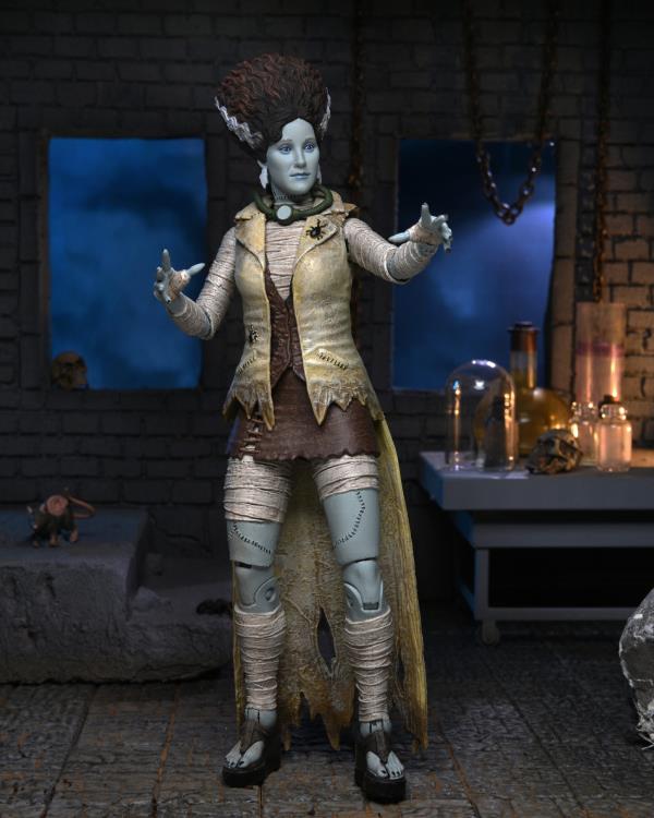 Universal Monsters x Teenage Mutant Ninja Turtles Ultimate April O'Neil as The Bride of Frankenstein Gallery Image 3