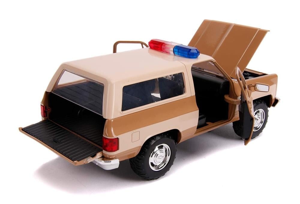 Stranger Things Hollywood Rides Hopper's 1980 Chevy Blazer 1/24 Scale Model & Police Badge Gallery Image 8