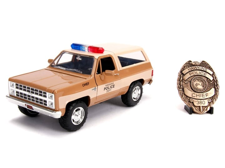 Stranger Things Hollywood Rides Hopper's 1980 Chevy Blazer 1/24 Scale Model & Police Badge Gallery Image 1