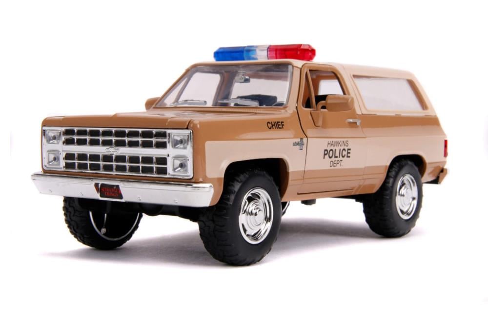 Stranger Things Hollywood Rides Hopper's 1980 Chevy Blazer 1/24 Scale Model & Police Badge Gallery Image 3