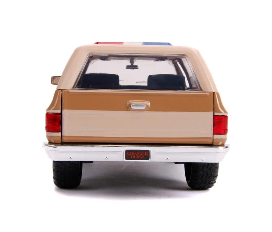Stranger Things Hollywood Rides Hopper's 1980 Chevy Blazer 1/24 Scale Model & Police Badge Gallery Image 6