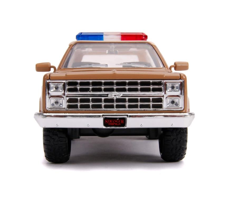Stranger Things Hollywood Rides Hopper's 1980 Chevy Blazer 1/24 Scale Model & Police Badge Gallery Image 5