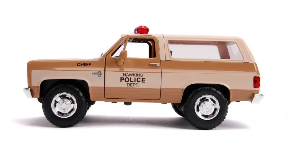 Stranger Things Hollywood Rides Hopper's 1980 Chevy Blazer 1/24 Scale Model & Police Badge Gallery Image 4