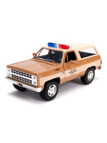 Stranger Things Hollywood Rides Hopper's 1980 Chevy Blazer 1/24 Scale Model & Police Badge Gallery Image 2