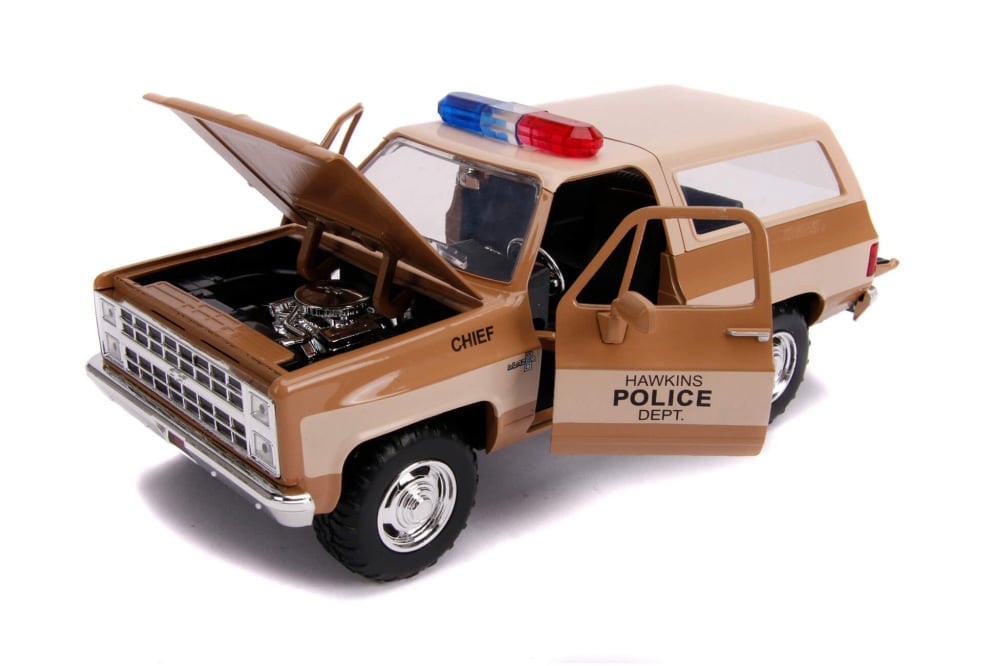 Stranger Things Hollywood Rides Hopper's 1980 Chevy Blazer 1/24 Scale Model & Police Badge Gallery Image 7