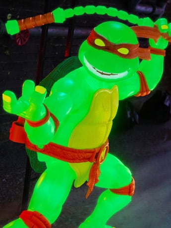 Teenage Mutant Ninja Turtles ULTIMATES! Mutagen Ooze Glow Michelangelo Exclusive Action Figure Gallery Image 2