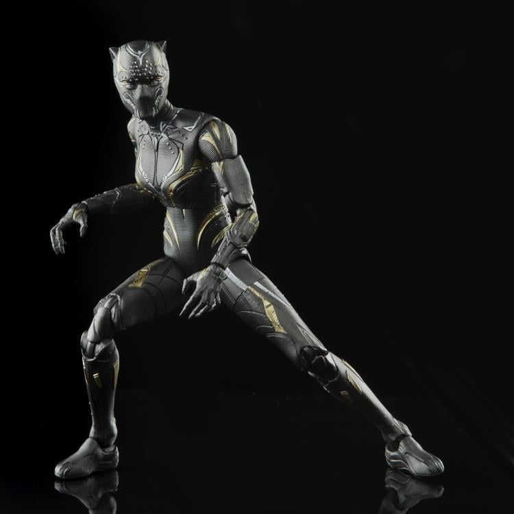 Black Panther: Wakanda Forever Marvel Legends Black Panther Action Figure Gallery Image 4