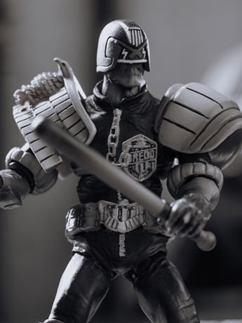 2000 AD Exquisite Mini Series Judge Dredd (Black & White) 1:18 Scale PX Previews Exclusive Figure Gallery Image 2