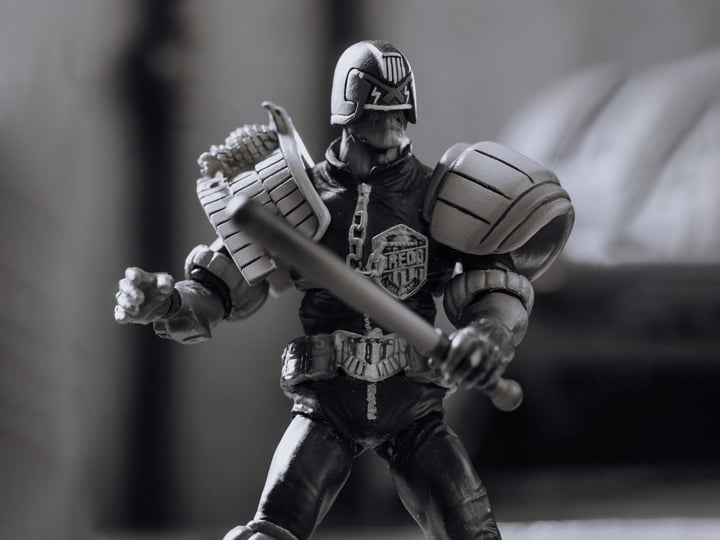 2000 AD Exquisite Mini Series Judge Dredd (Black & White) 1:18 Scale PX Previews Exclusive Figure Gallery Image 1
