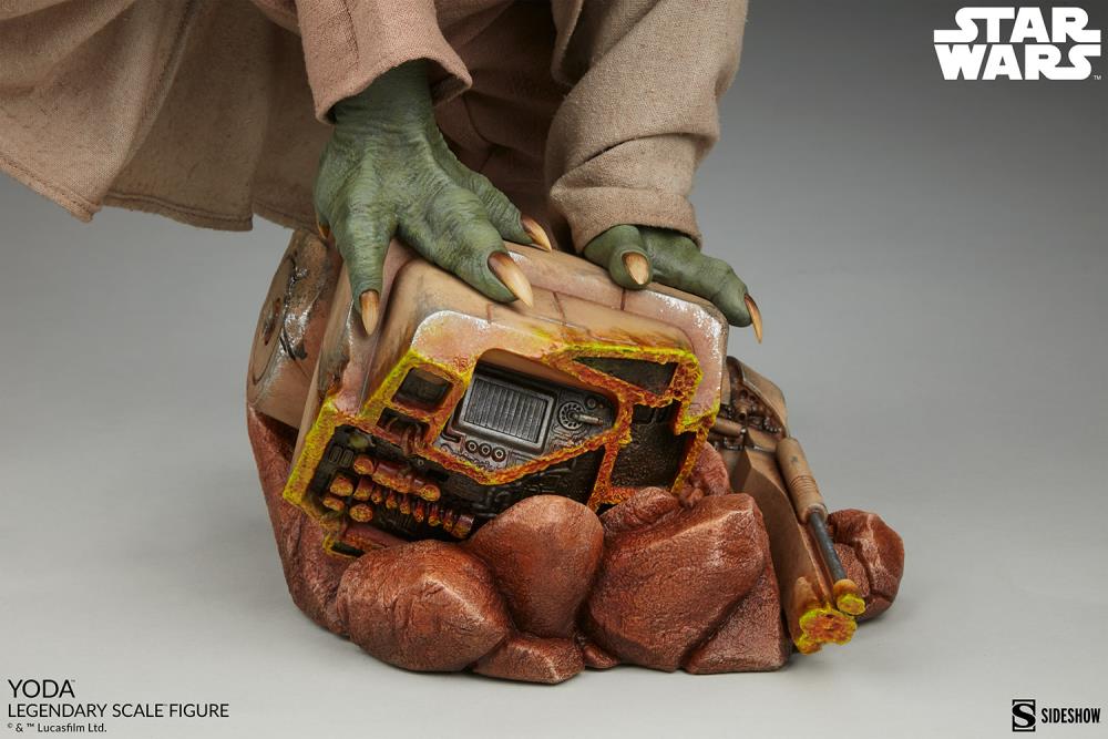 Star Wars Legendary Scale Yoda (Attack of the Clones) Gallery Image 11