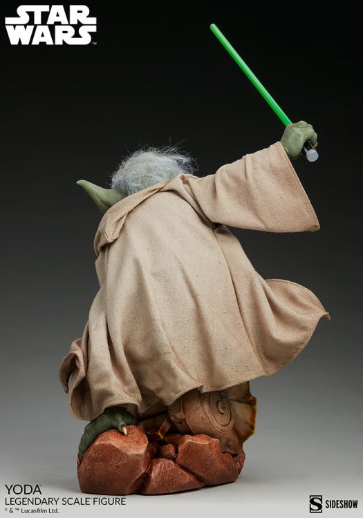 Star Wars Legendary Scale Yoda (Attack of the Clones) Gallery Image 5