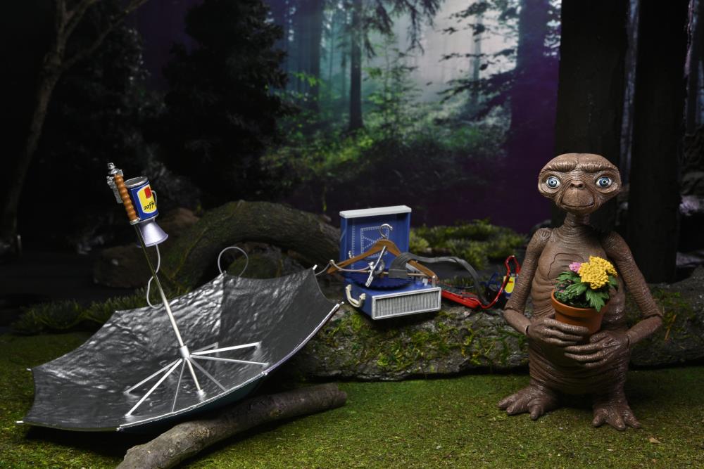 E.T. The Extra-Terrestrial 40th Anniversary Ultimate E.T. Deluxe Set Gallery Image 3