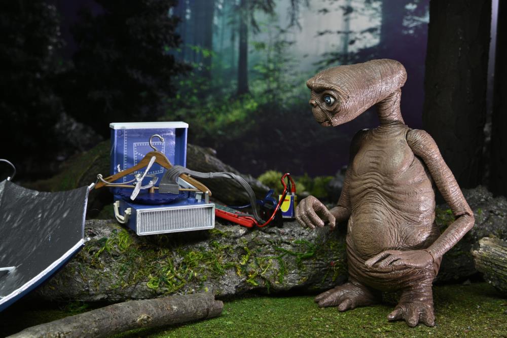 E.T. The Extra-Terrestrial 40th Anniversary Ultimate E.T. Deluxe Set Gallery Image 5