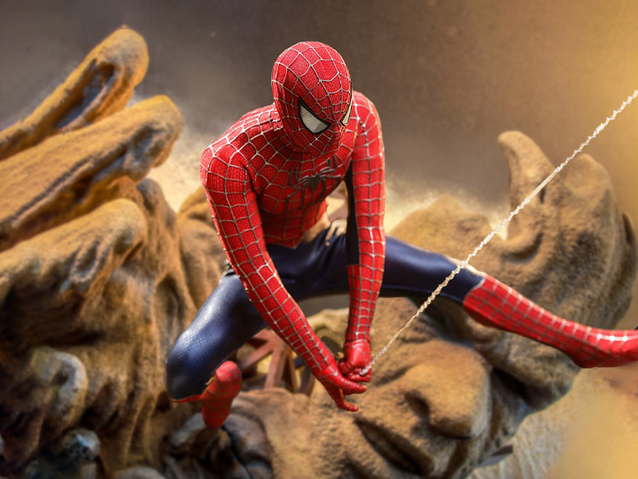 Spider-Man: No Way Home MMS662 Friendly Neighborhood Spider-Man Deluxe 1/6th Scale Collectible Figure Gallery Image 1