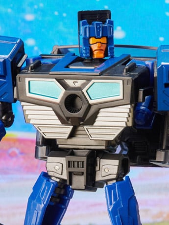 Transformers: Legacy Deluxe Crankcase Gallery Image 2