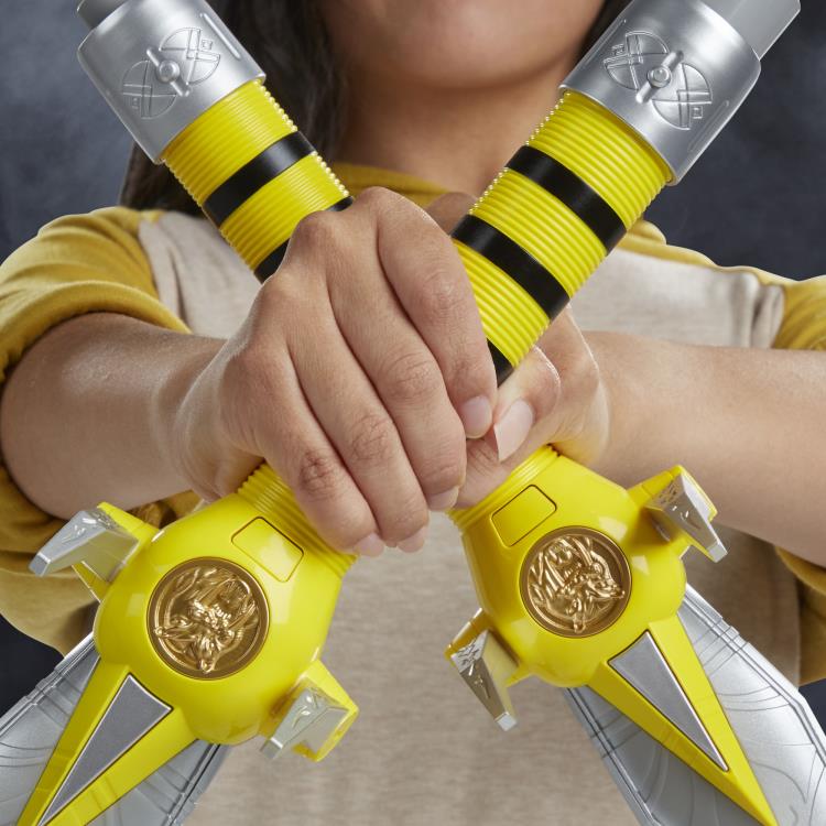 Mighty Morphin Power Rangers Lightning Collection Yellow Ranger Power Daggers 1/1 Scale Replicas Gallery Image 11