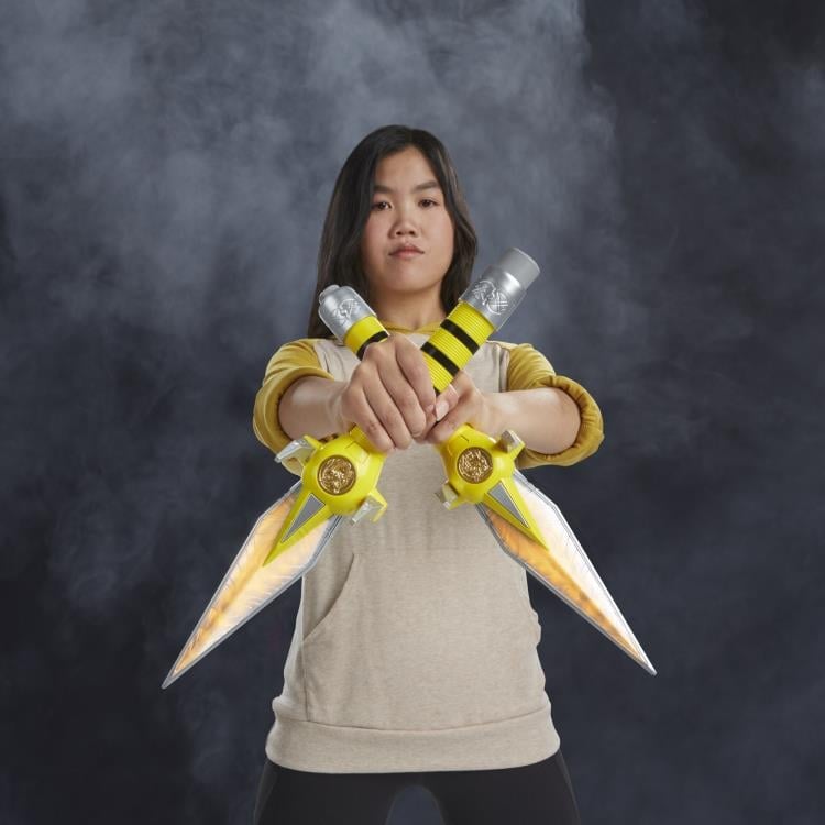 Mighty Morphin Power Rangers Lightning Collection Yellow Ranger Power Daggers 1/1 Scale Replicas Gallery Image 9