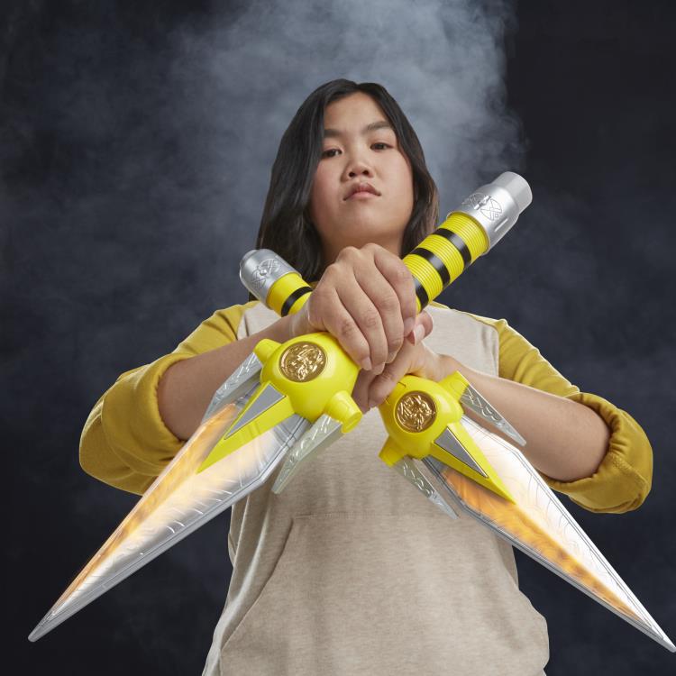 Mighty Morphin Power Rangers Lightning Collection Yellow Ranger Power Daggers 1/1 Scale Replicas Gallery Image 8