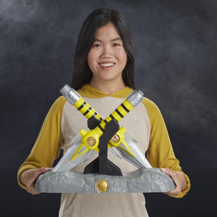 Mighty Morphin Power Rangers Lightning Collection Yellow Ranger Power Daggers 1/1 Scale Replicas Gallery Image 13