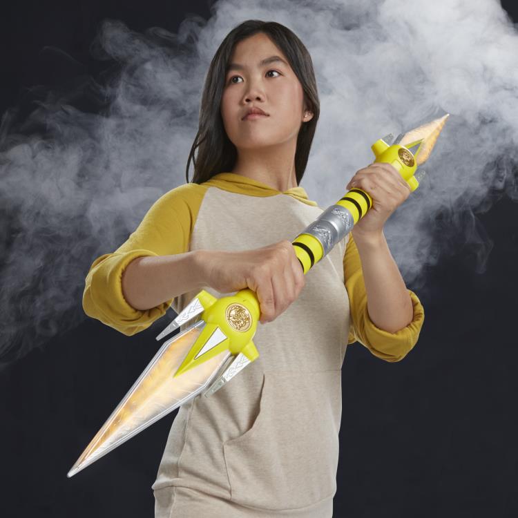 Mighty Morphin Power Rangers Lightning Collection Yellow Ranger Power Daggers 1/1 Scale Replicas Gallery Image 12