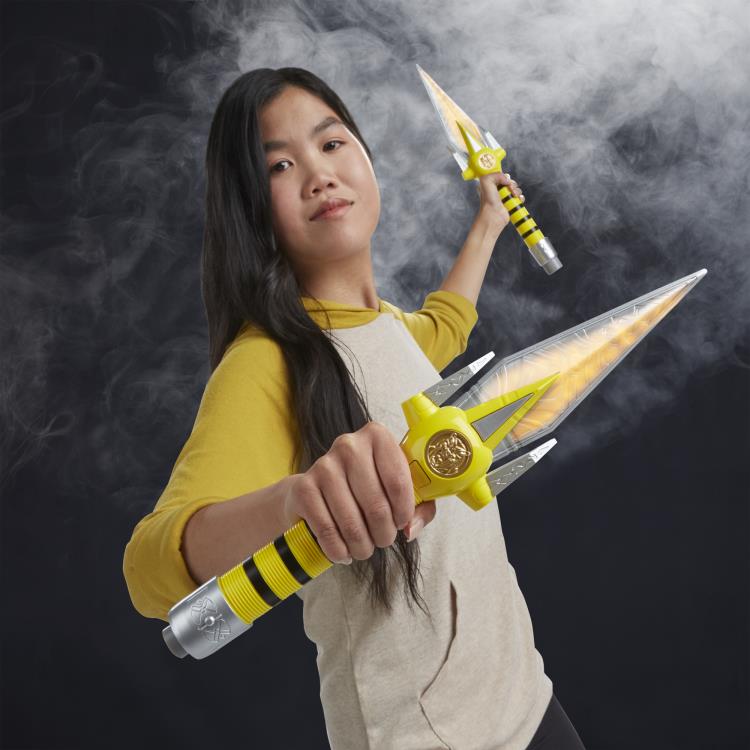 Mighty Morphin Power Rangers Lightning Collection Yellow Ranger Power Daggers 1/1 Scale Replicas Gallery Image 5