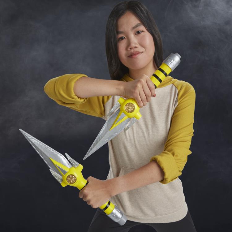 Mighty Morphin Power Rangers Lightning Collection Yellow Ranger Power Daggers 1/1 Scale Replicas Gallery Image 6