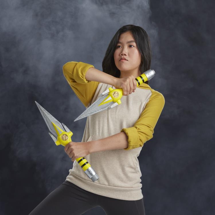Mighty Morphin Power Rangers Lightning Collection Yellow Ranger Power Daggers 1/1 Scale Replicas Gallery Image 7