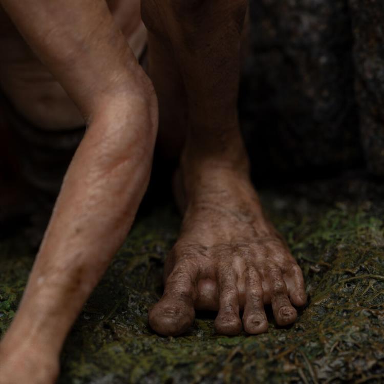 The Lord of the Rings Gollum Guide to Mordor Miniature Statue Gallery Image 7