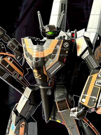Macross VF-1S Valkyrie (Dark Gold Ver.) with Fast Pack Armor 1/72 Scale Limited Edition Figure Gallery Image 2