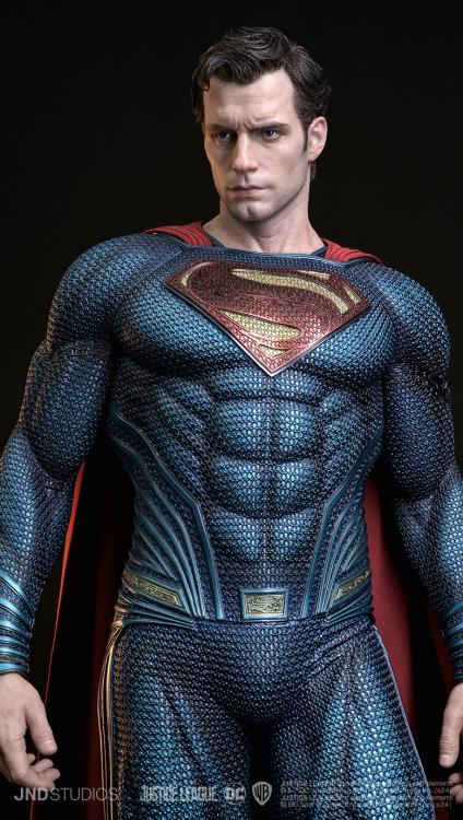 Justice League Hyperreal Platinum Superman (Blue Suit) 1/3 Scale Statue Gallery Image 7