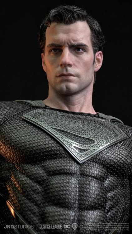 Justice League Hyperreal Platinum Superman (Black Suit) 1/3 Scale Statue Gallery Image 8