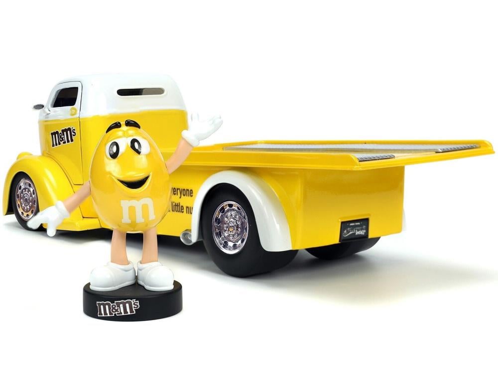 M&M's Hollywood Rides Diecast Yellow M&M & 1/24 Scale 1947 Ford COE Flatbed Gallery Image 10