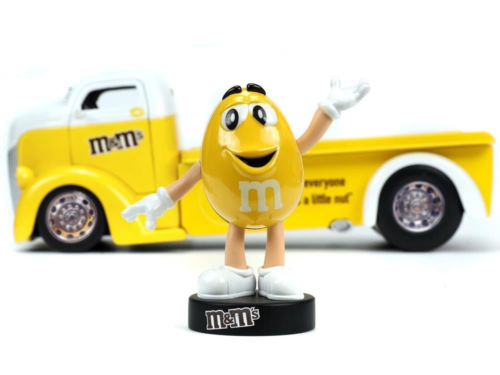 M&M's Hollywood Rides Diecast Yellow M&M & 1/24 Scale 1947 Ford COE Flatbed Gallery Image 9
