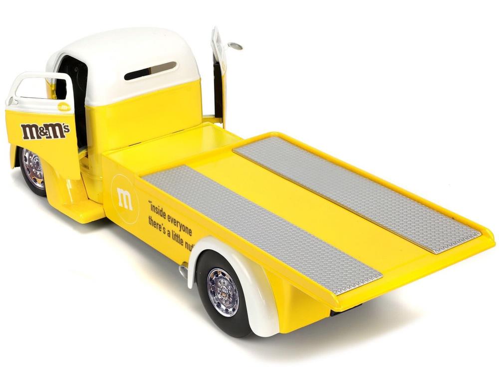 M&M's Hollywood Rides Diecast Yellow M&M & 1/24 Scale 1947 Ford COE Flatbed Gallery Image 5