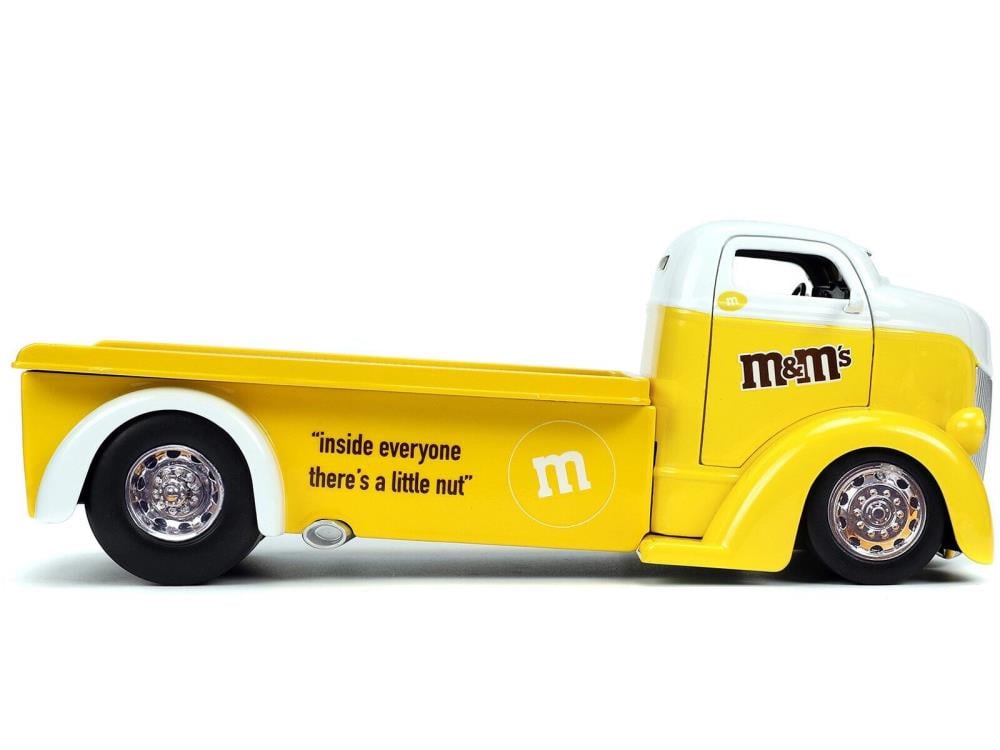 M&M's Hollywood Rides Diecast Yellow M&M & 1/24 Scale 1947 Ford COE Flatbed Gallery Image 7