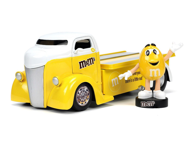 M&M's Hollywood Rides Diecast Yellow M&M & 1/24 Scale 1947 Ford COE Flatbed Gallery Image 1